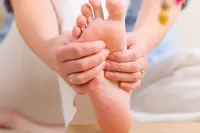 Xoa bóp bàn chân làm sạch, làm khỏe nội tạng